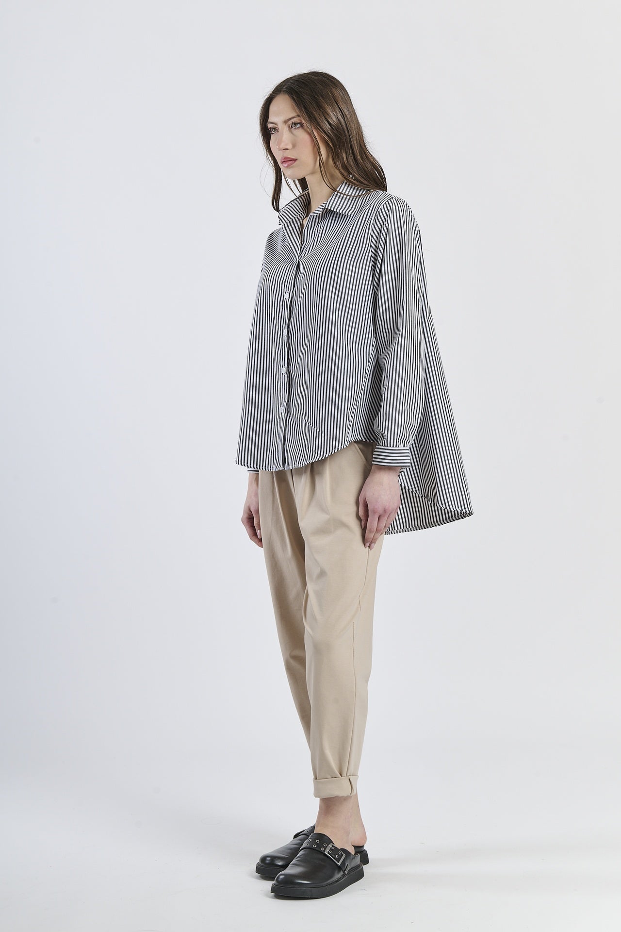 Modello in camicia nera a righe, abito che trasmette sicurezza