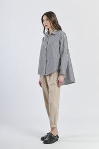 Modello in camicia nera a righe, abito che trasmette sicurezza