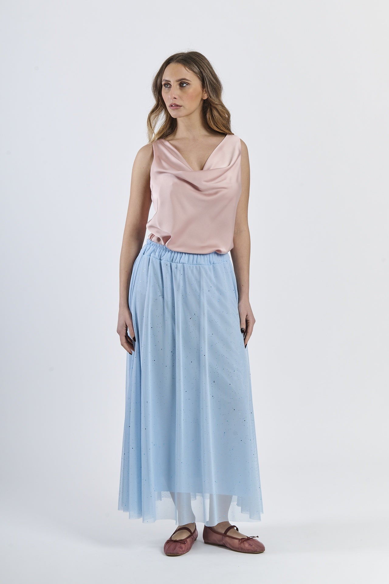 Modello in gonna lunga azzurra e canotta rosa chiara