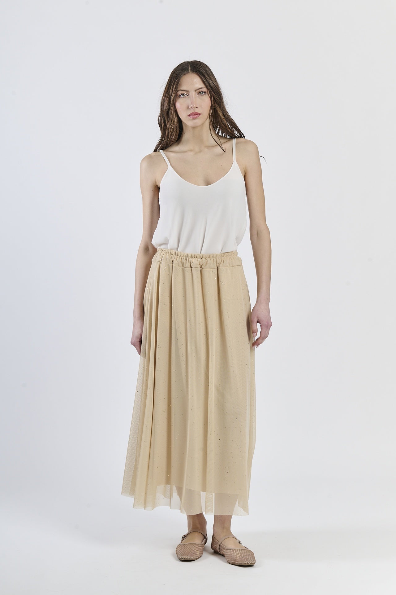 Modello in gonna lunga beige e canotta rosa pastello