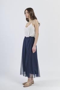 Modello in gonna lunga navy e canotta rosa soft