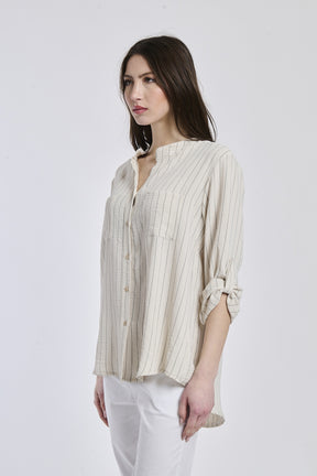 Outfit autunnale: camicia beige a collo a V, design classico e versatili