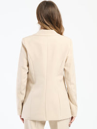 Outfit beige in tessuto leggero, blazer oversize e pantaloni, perfetto per un look casual - chic.