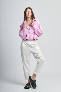 Outfit casual con camicia rosa a righe e pantaloni bianchi