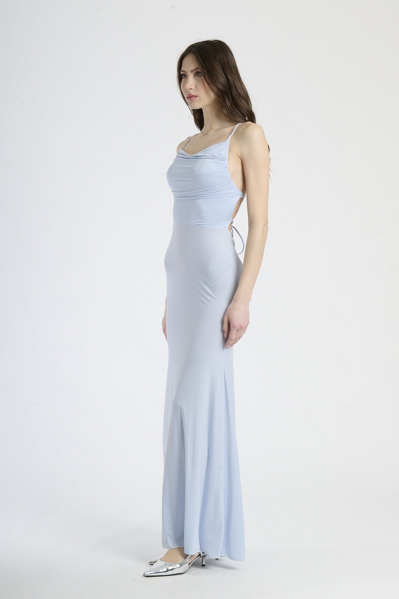 Outfit con abito azzurro formale, perfetto per un look leggero e accattivante.