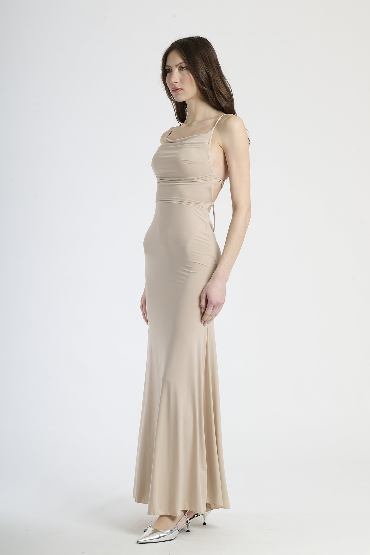 Outfit con abito beige formale, ideale per un look dal sapore vintage e sofisticato.