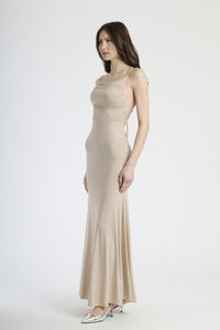 Outfit con abito beige formale, ideale per un look dal sapore vintage e sofisticato.