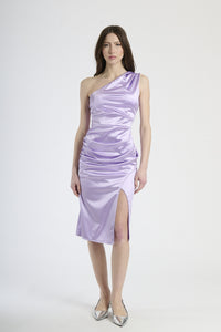 Outfit con abito lilla midi, perfetto per un look dal sapore bohemien e affascinante.