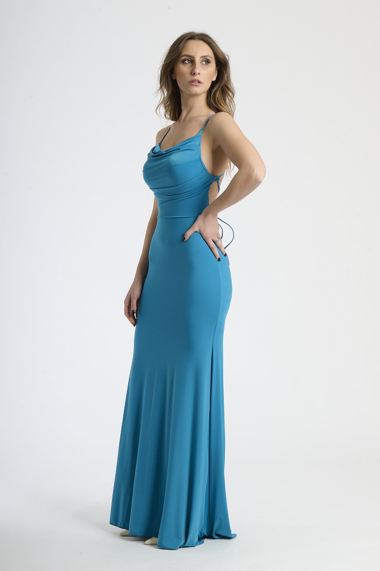 Outfit con abito ottanio formale, ideale per un look dal sapore lussuoso e innovativo.