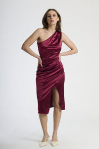 Outfit con abito vino midi, perfetto per un look memorabile e dal sapore Hollywood.