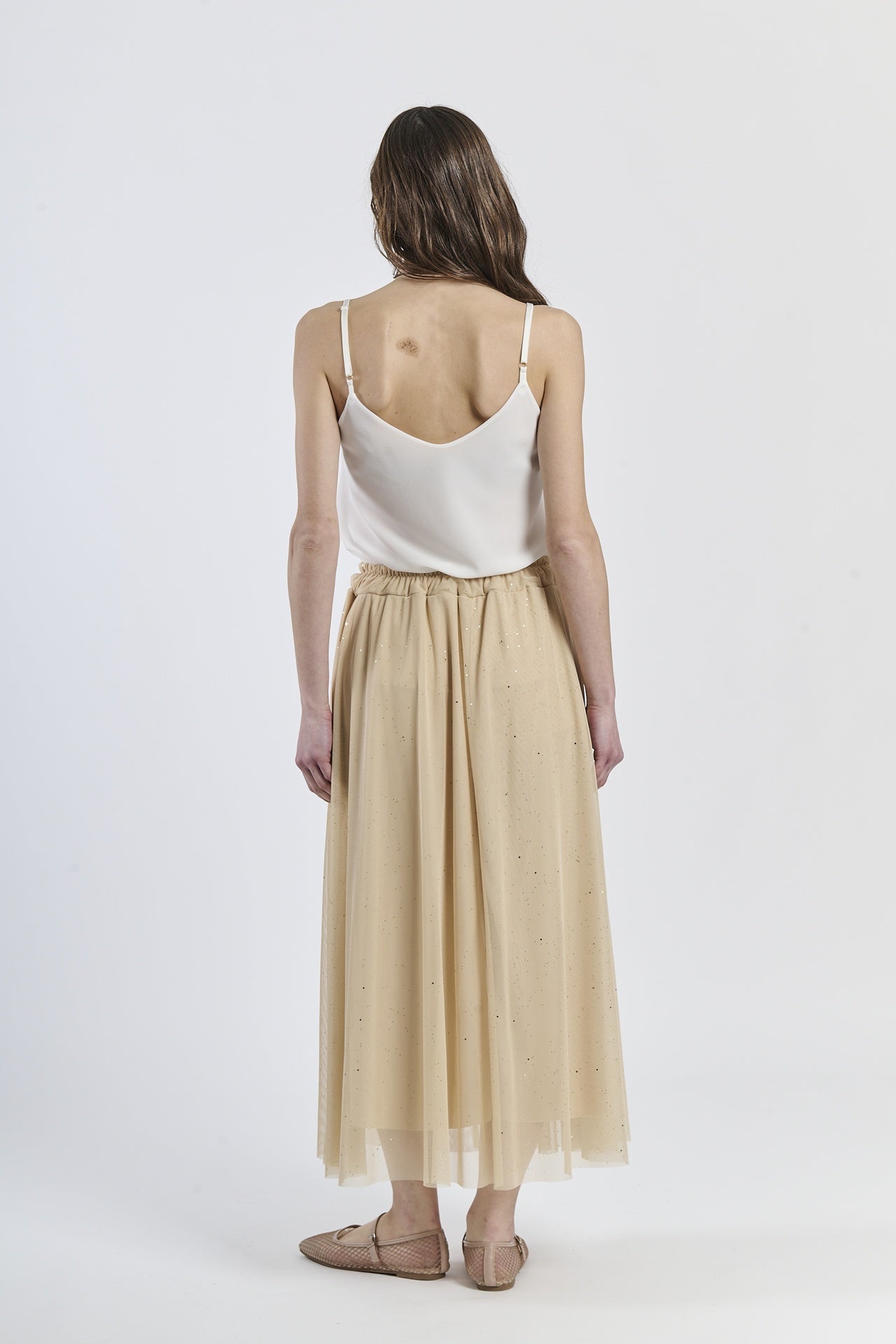 Outfit con gonna beige e top a scollatura drapata