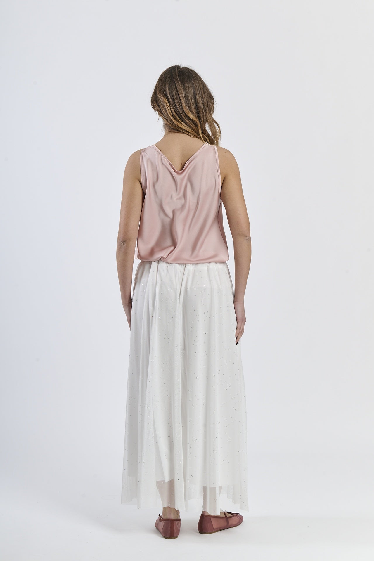 Outfit con gonna bianca e top a scollatura drapata