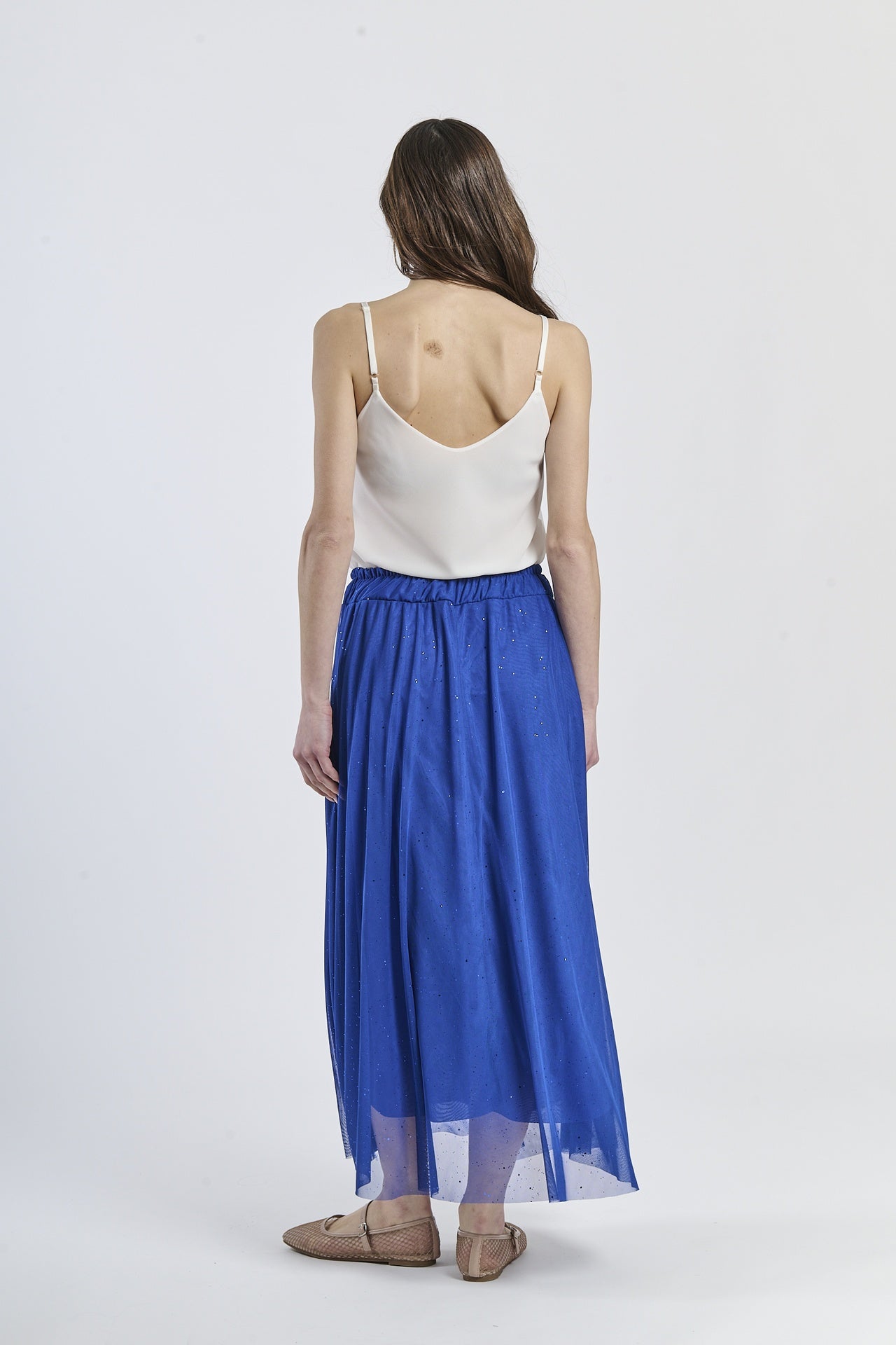 Outfit con gonna bluette e top a scollatura drapata