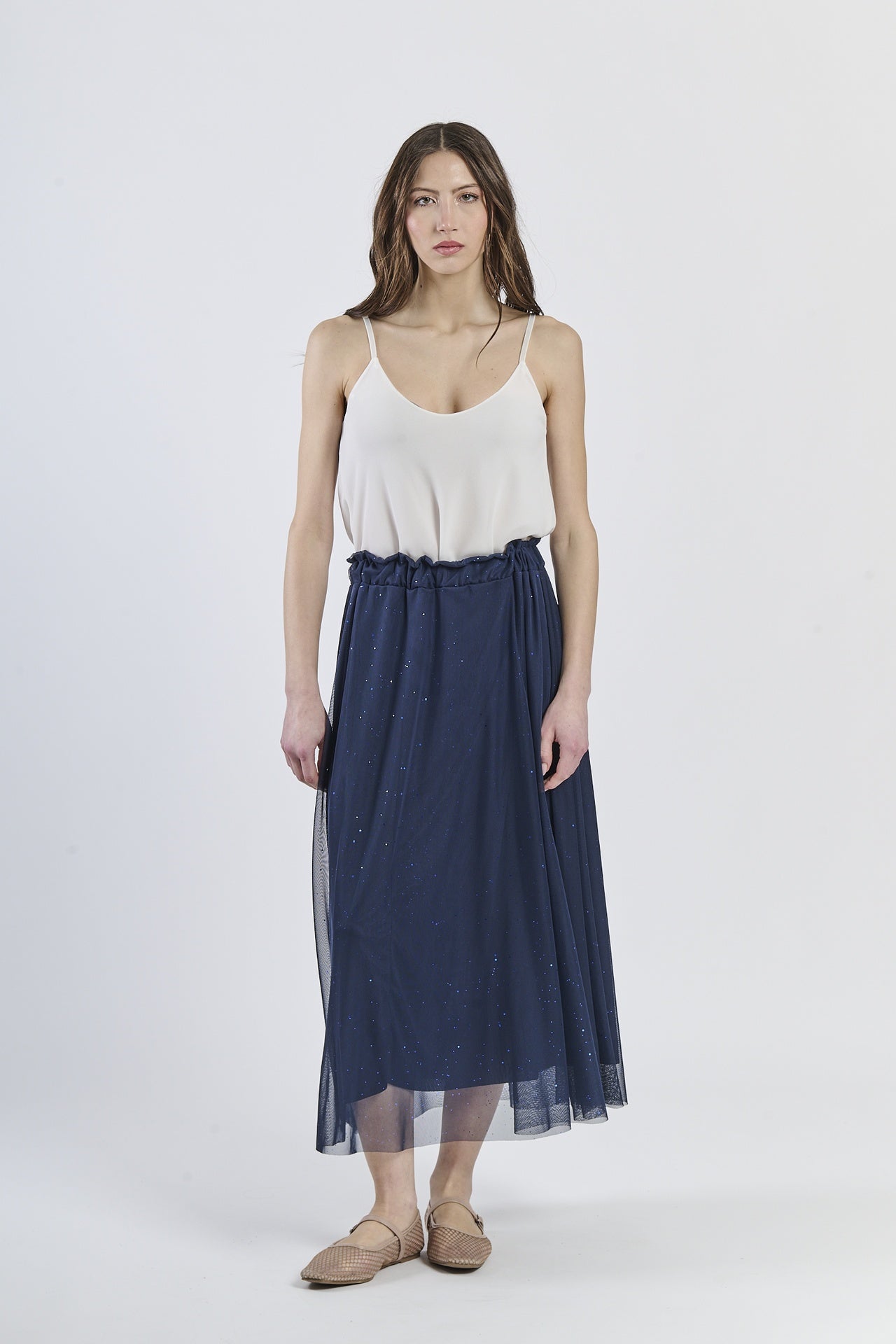 Outfit con gonna navy e top a scollatura drapata