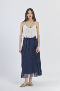 Outfit con gonna navy e top a scollatura drapata