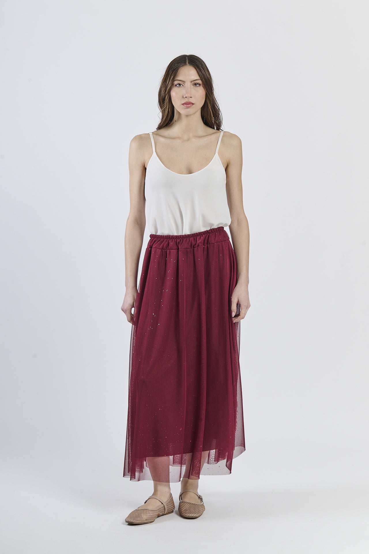 Outfit con gonna vino e top a scollatura drapata