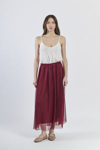 Outfit con gonna vino e top a scollatura drapata