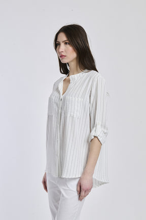 Outfit estivo: camicia bianca a collo alto, design fresco e minimalista
