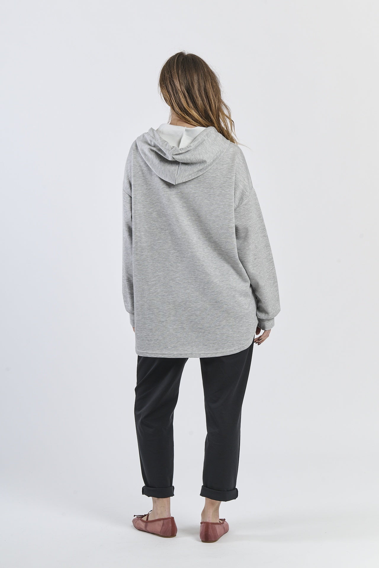 Outfit grigio: felpa cappuccio e pantaloni, sofisticato, per uso quotidiano