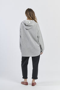 Outfit grigio: felpa cappuccio e pantaloni, sofisticato, per uso quotidiano