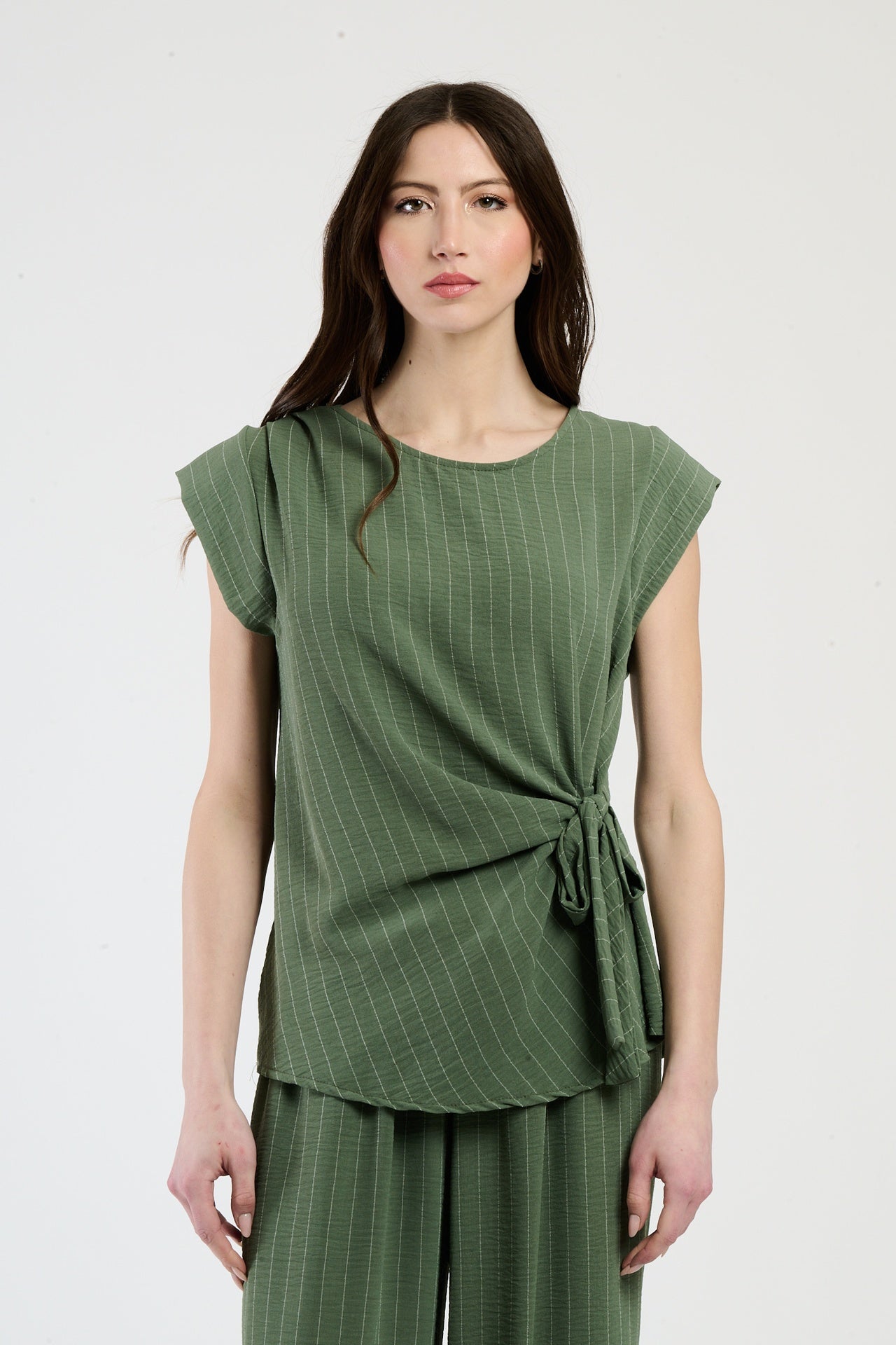 Outfit militare composto da top e pantaloni, stile edgy e moderno.