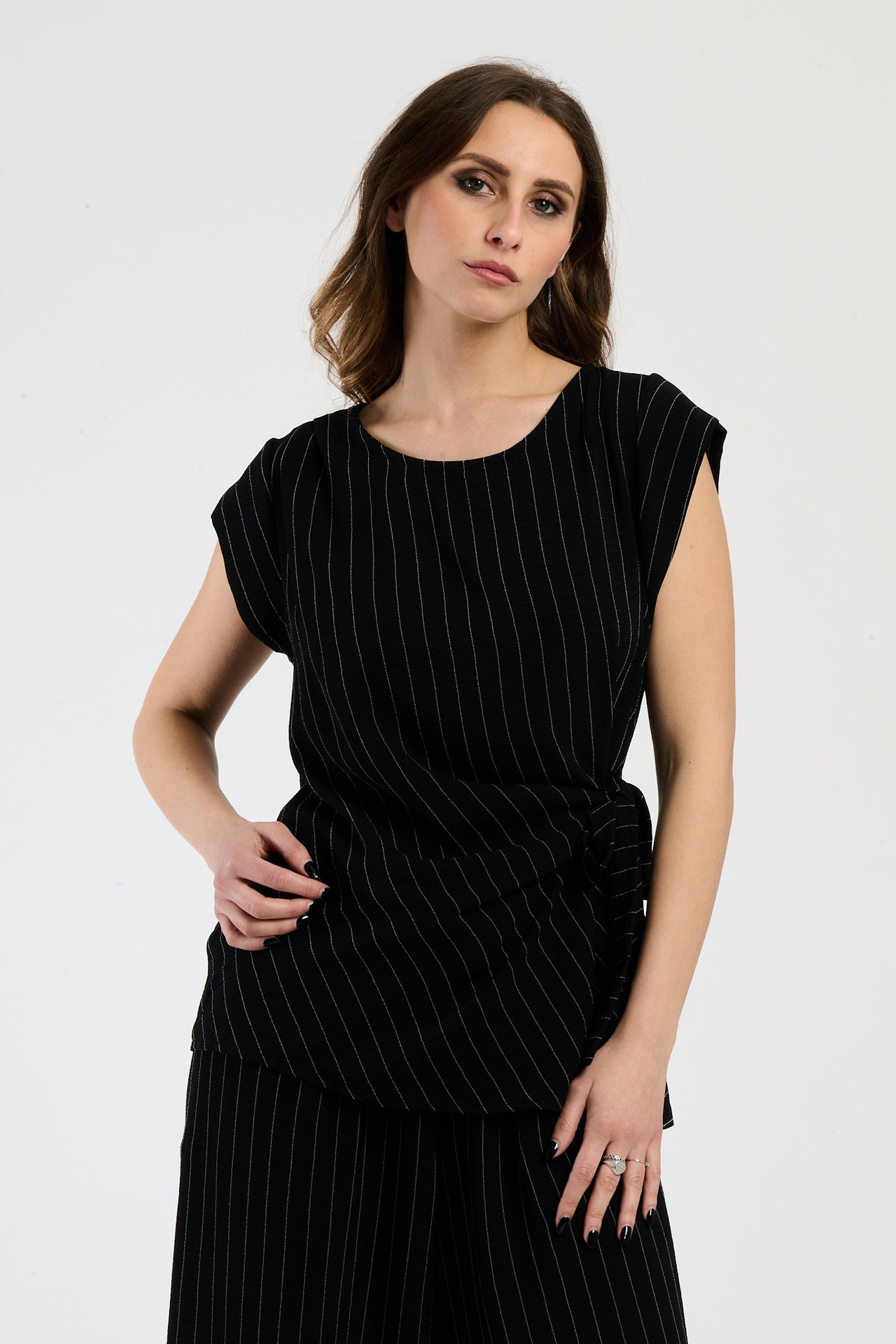 Outfit navy composto da top e pantaloni, stile minimale e seducente.