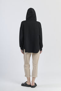 Outfit nero: felpa cappuccio e pantaloni, sgargiante, per uso quotidiano