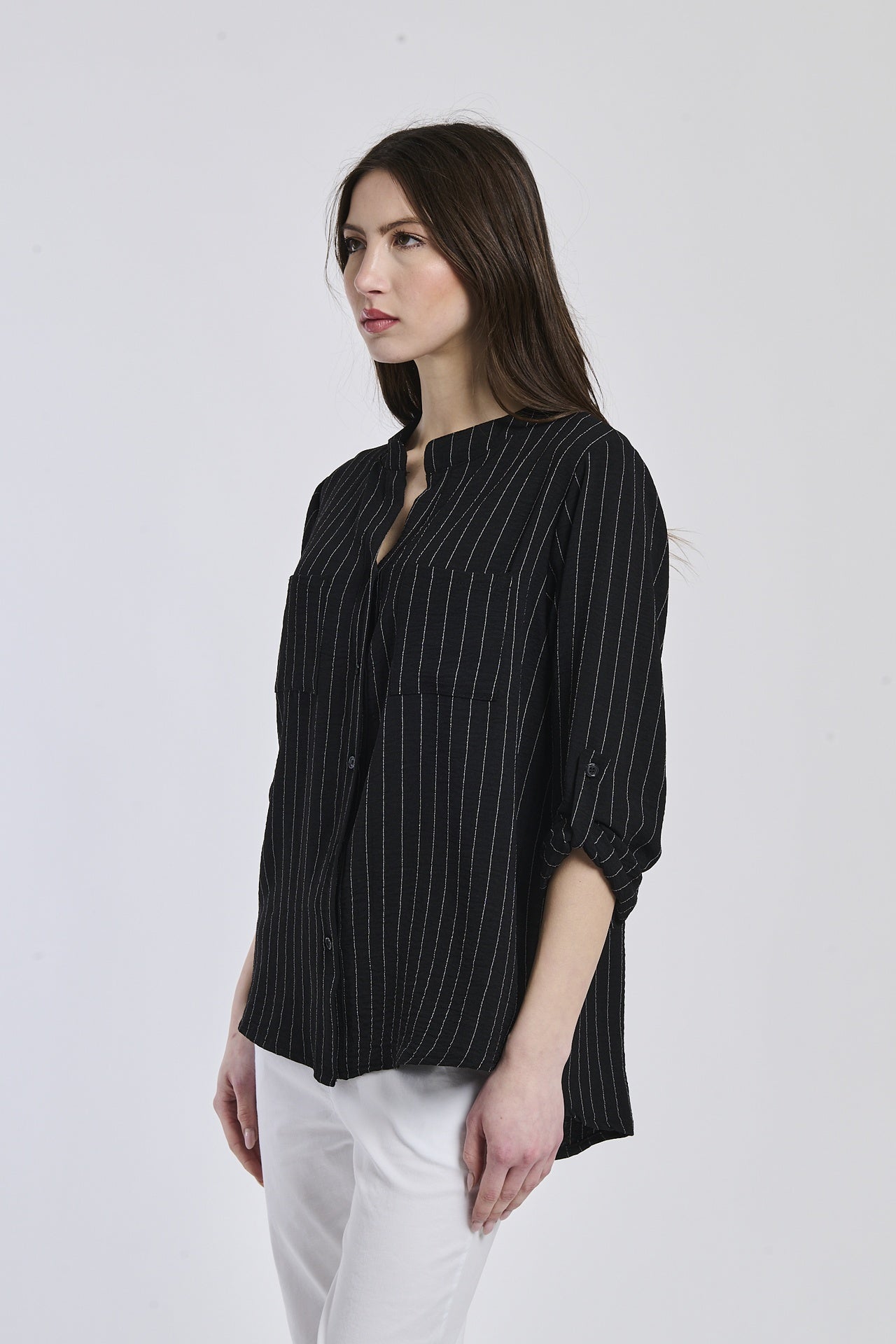 Outfit notturno: camicia nera a collo alto, design slim e moderno