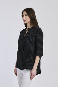 Outfit notturno: camicia nera a collo alto, design slim e moderno