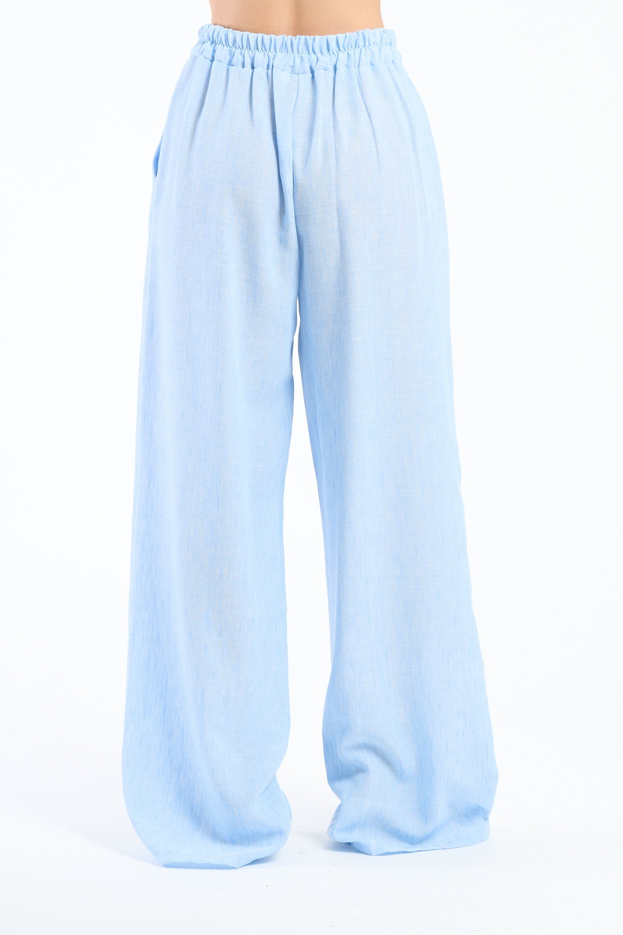 Pantaloni azzurri a gamba ampia, ideali per un look rilassato.