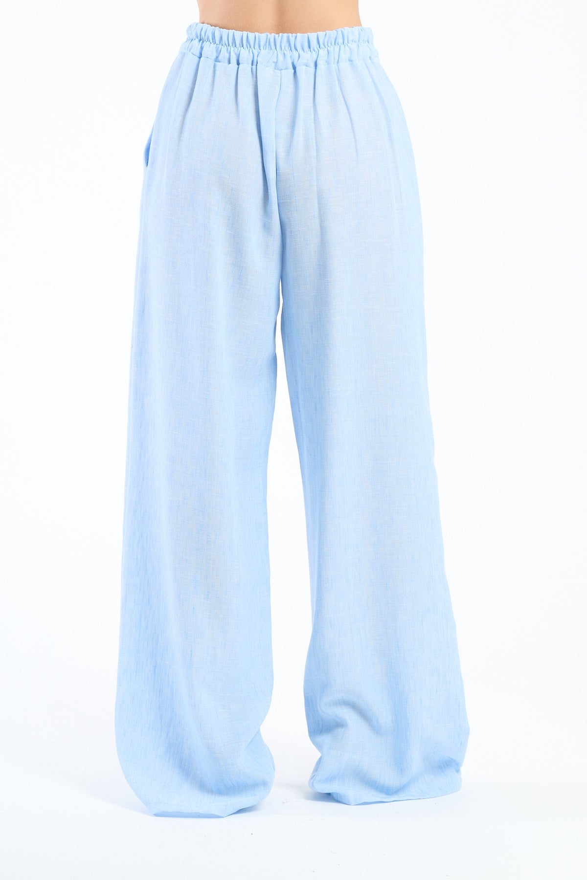 Pantaloni azzurri a gamba ampia, ideali per un look rilassato.