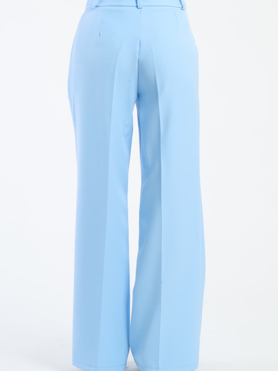 Pantaloni azzurri a gamba ampia, perfetti per un look formale o casual.