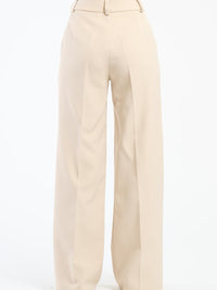 Pantaloni beige a gamba ampia, stile classico e rassicurante.