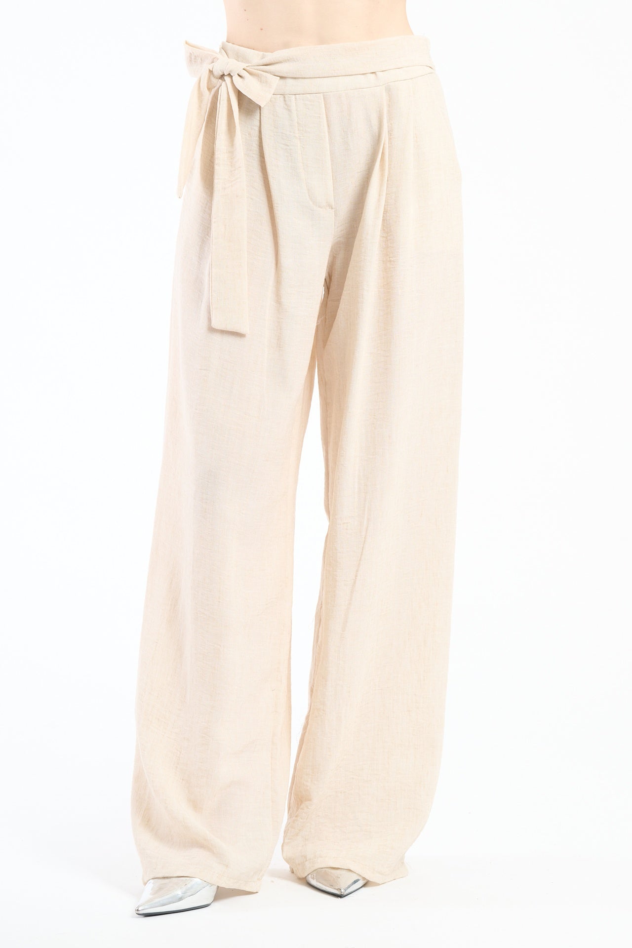 Pantaloni beige a gamba ampia, stile classico e accattivante.