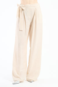 Pantaloni beige a gamba ampia, stile classico e accattivante.
