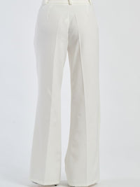 Pantaloni bianchi a gamba ampia, ideali per un look pulito e raffinato.