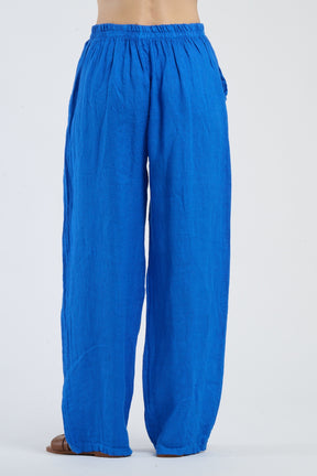 Pantaloni bluette larghi, colore delicato e rilassante