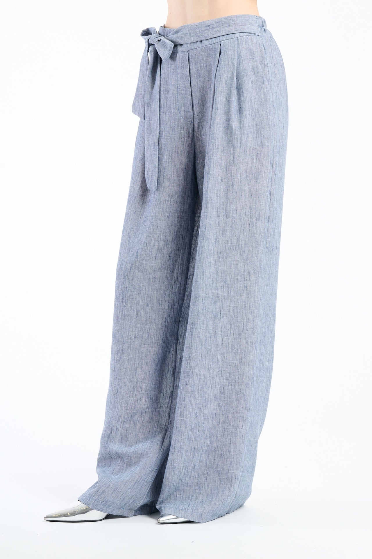 Pantaloni jeans in tessuto tipico con cordoncino, perfetti per un look urbano.