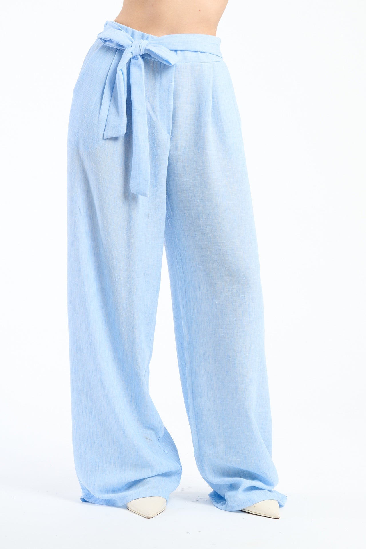 Pantaloni larghi azzurri con coulisse e nodo, stile casual e confortevole.