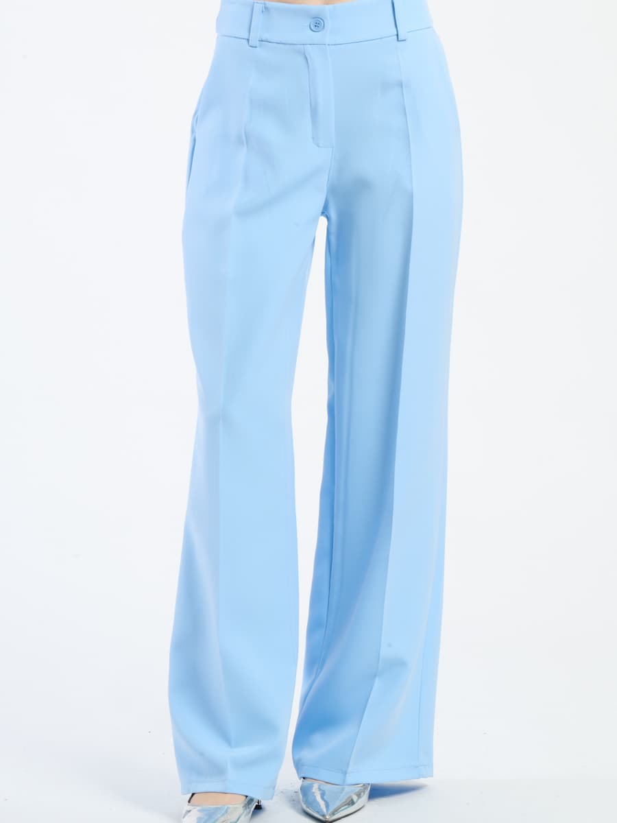 Pantaloni larghi azzurri con pieghe frontali, stile elegante e comfortevole.