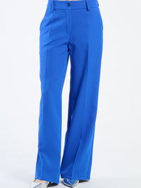 Pantaloni larghi bluette con pieghe frontali, tonalità delicata e rassicurante.