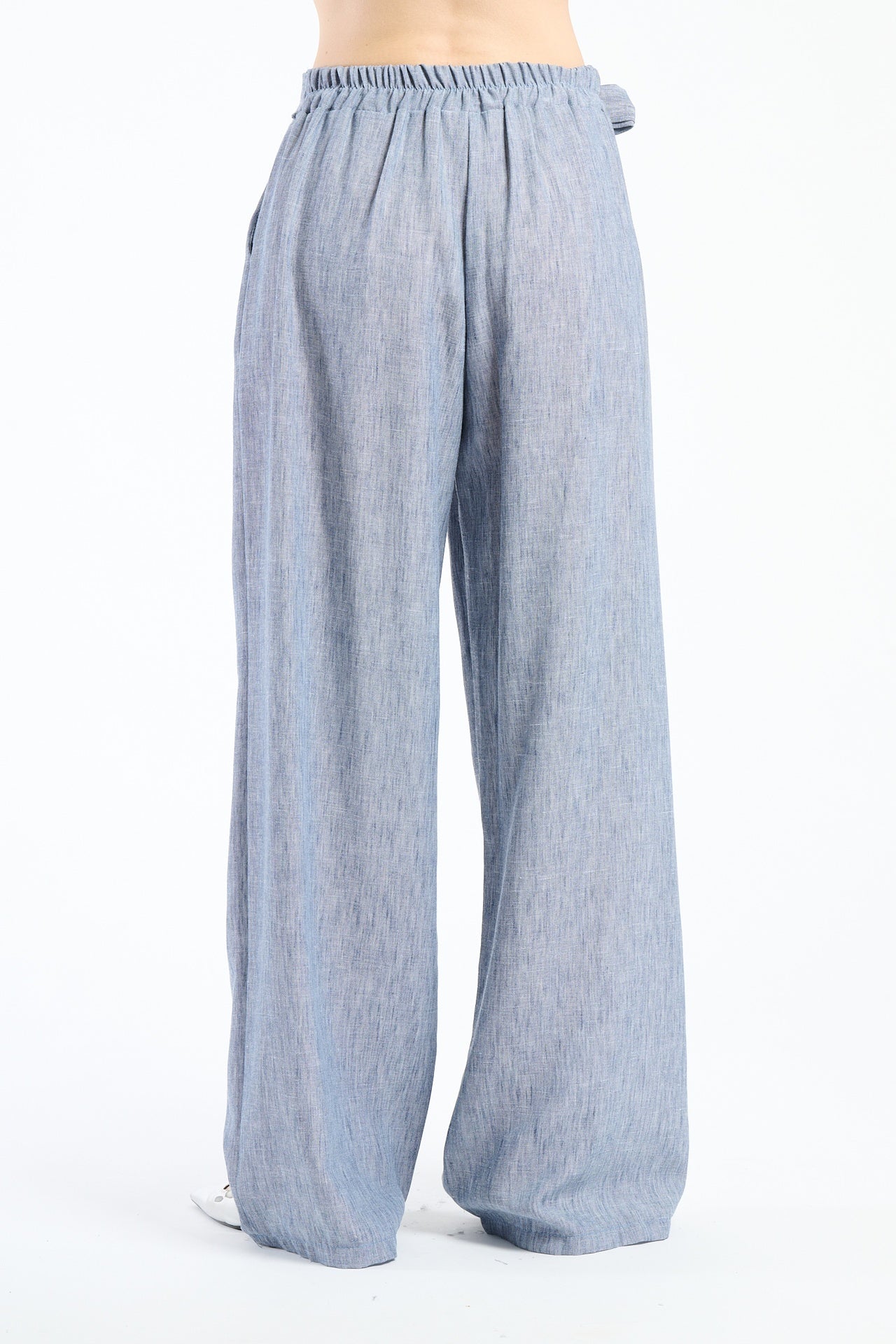 Pantaloni larghi jeans con coulisse e nodo, stile denim casual.