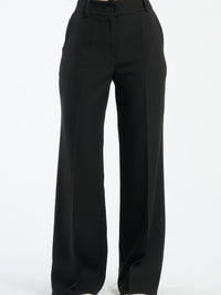 Pantaloni larghi neri con pieghe frontali, mistero e stile.