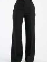 Pantaloni larghi neri con pieghe frontali, mistero e stile.