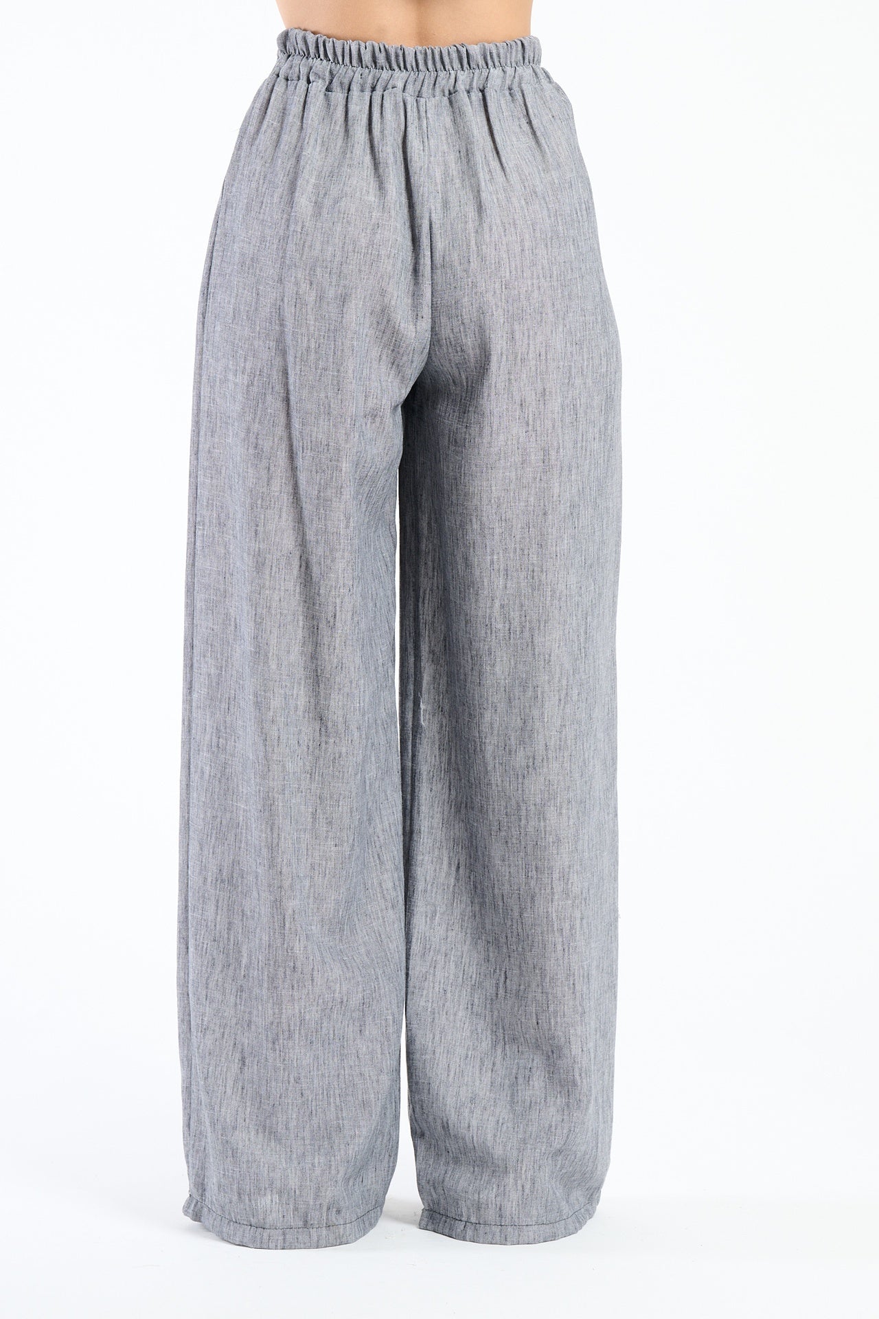 Pantaloni larghi neri con coulisse e nodo, eleganza atemporale.