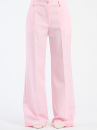 Pantaloni larghi rosa baby con pieghe frontali, dolcezza e femminilità.