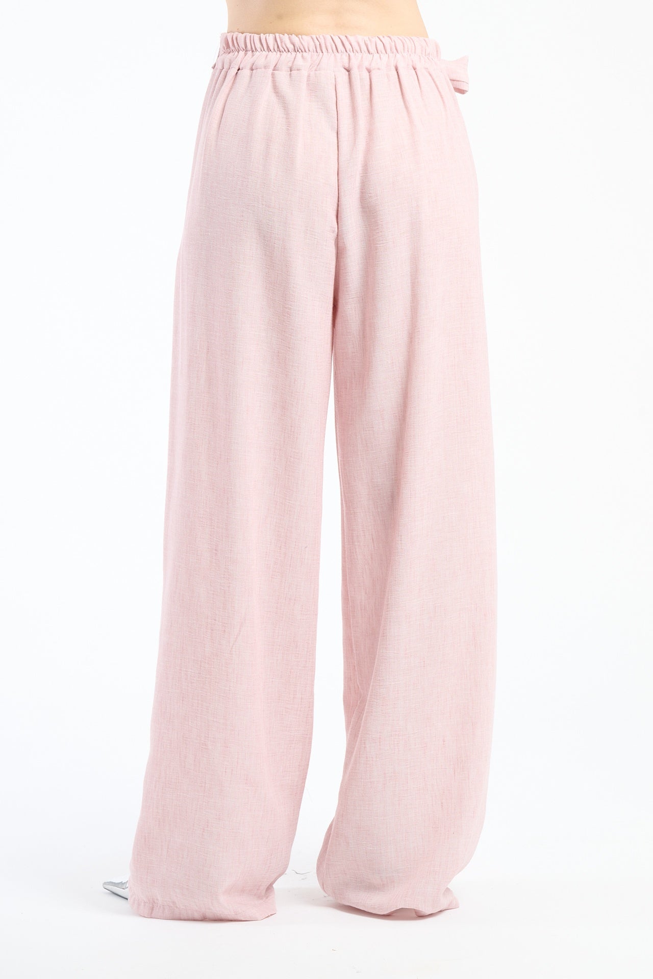 Pantaloni larghi rosa con coulisse e nodo, dolcezza e femminilità.