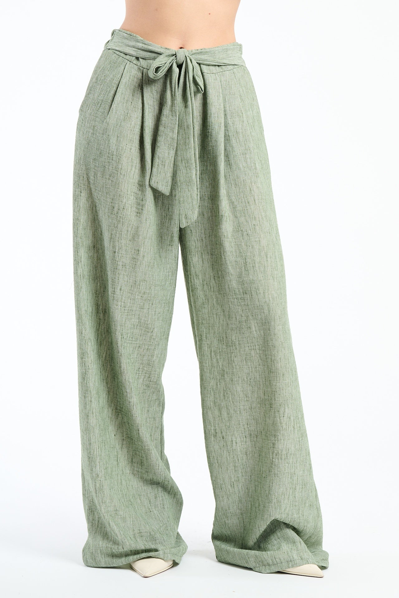 Pantaloni militari a gamba ampia, stile moderno e robusto.