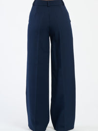 Pantaloni navy a gamba ampia, stile minimale e seducente.