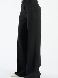 Pantaloni neri fluidi con chiusura a bottoni, potenza e comfort.